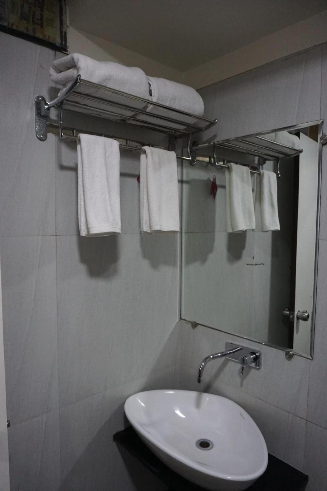 Hotel Yash Executive Aurangabad  Exteriör bild
