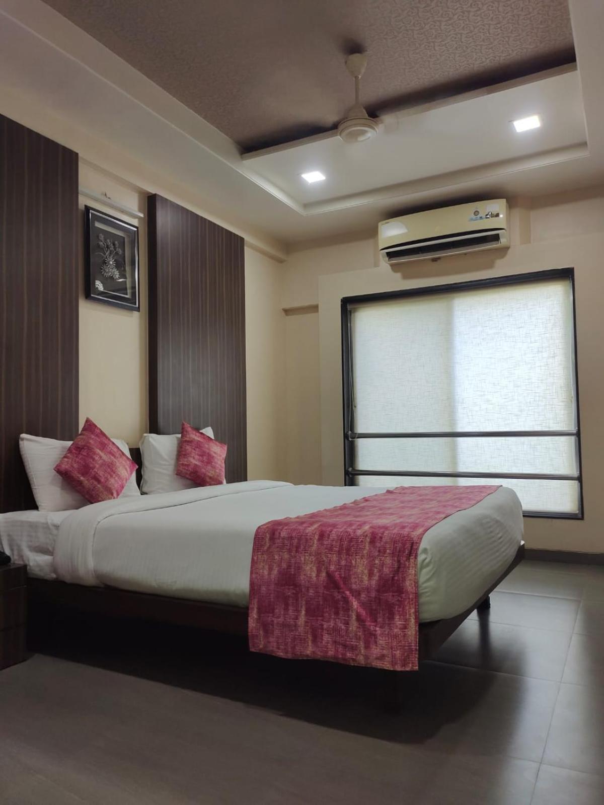 Hotel Yash Executive Aurangabad  Exteriör bild